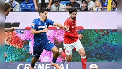 Der 1. FC Kaiserslautern um Semih Sahin (r) hat das Derby gegen den Karlsruher SC um Rafael Pinto Pedrosa (l) für sich entschieden. (Foto: Uli Deck/dpa)