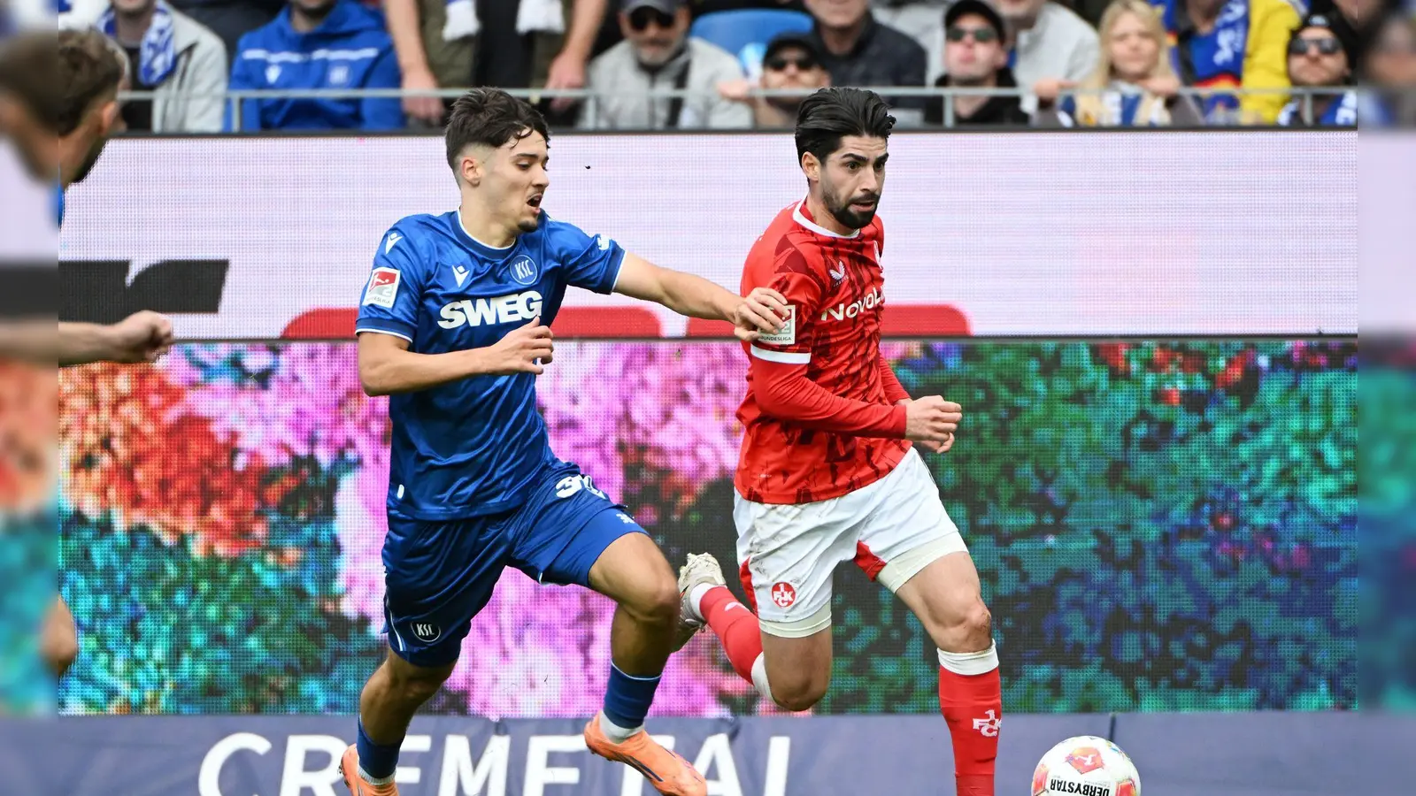 Der 1. FC Kaiserslautern um Semih Sahin (r) hat das Derby gegen den Karlsruher SC um Rafael Pinto Pedrosa (l) für sich entschieden. (Foto: Uli Deck/dpa)