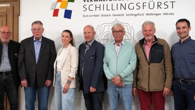 Sie scheiden aus dem Stadtrat aus (von links): Petar Tanevski, Klaus Haack, Elisabeth Emmert-Löblein, Michael Trzybinski, Herbert Seidel, Hartmut Gröner und Jochen Rößler. (Foto: Simone Hedler)