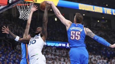 Die Defensive um Hartenstein dominierte die Gäste und legte den Grundstein für den klaren Sieg. (Foto: Nate Billings/AP/dpa)