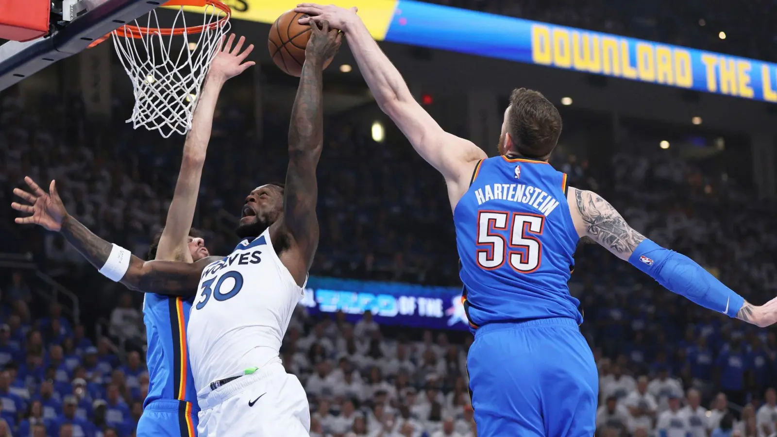 Die Defensive um Hartenstein dominierte die Gäste und legte den Grundstein für den klaren Sieg. (Foto: Nate Billings/AP/dpa)
