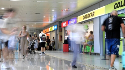 Für die Suche nach einem Mietwagen nutzt man am besten nur Portale, die ein gezieltes Filtern nach Vertragsbedingungen wie Versicherungsschutz, Selbstbeteiligung und Co. erlauben. (Foto: Clara Margais/dpa/dpa-tmn)