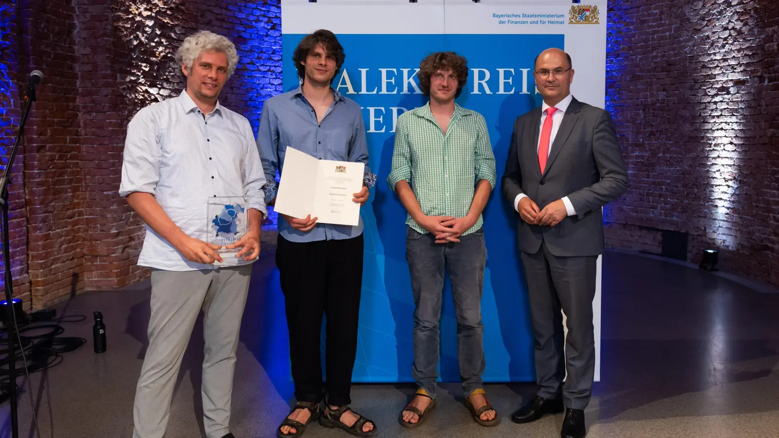 Botschafter für moderne fränkische Volksmusik ist die Kapelle Bomhard aus Dietenhofen, die dafür von Heimatminister Albert Füracker am Dienstag den Dialektpreis verliehen bekam. (Foto: StMFH/Florian Graser)