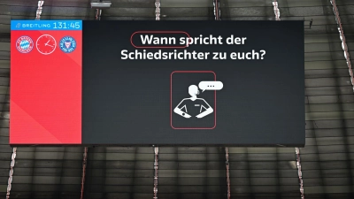 Die Durchsage der Schiedsrichter nach Entscheidungen mit Hilfe des Videobeweises wird auf alle Stadien ausgeweitet. (Foto: Sven Hoppe/dpa)