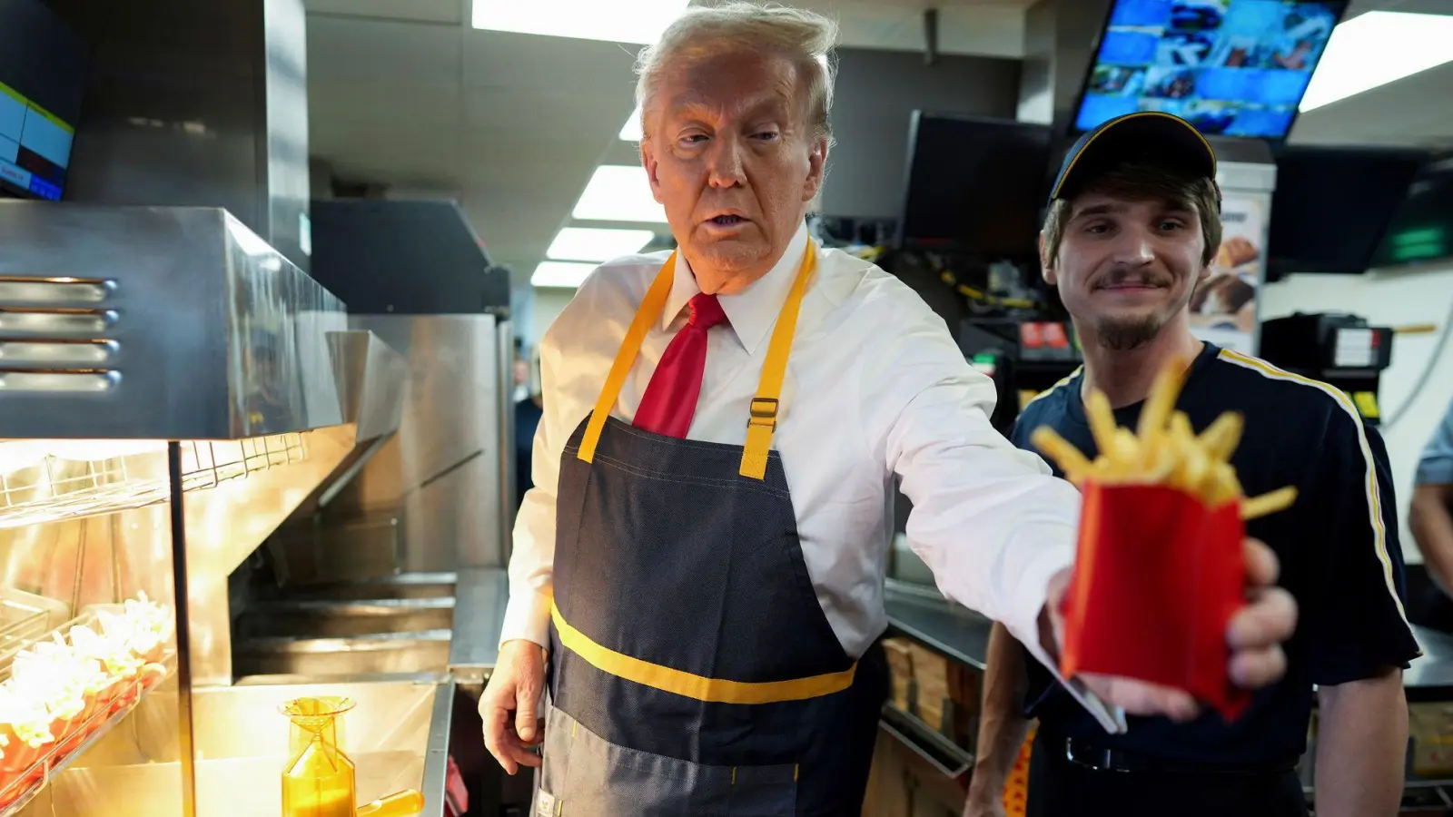 Schick in Schürze: Trump hat sein Jackett gegen die Arbeitskleidung bei McDonald&#39;s eingetauscht.  (Foto: Doug Mills/The New York Times Pool via AP/dpa)