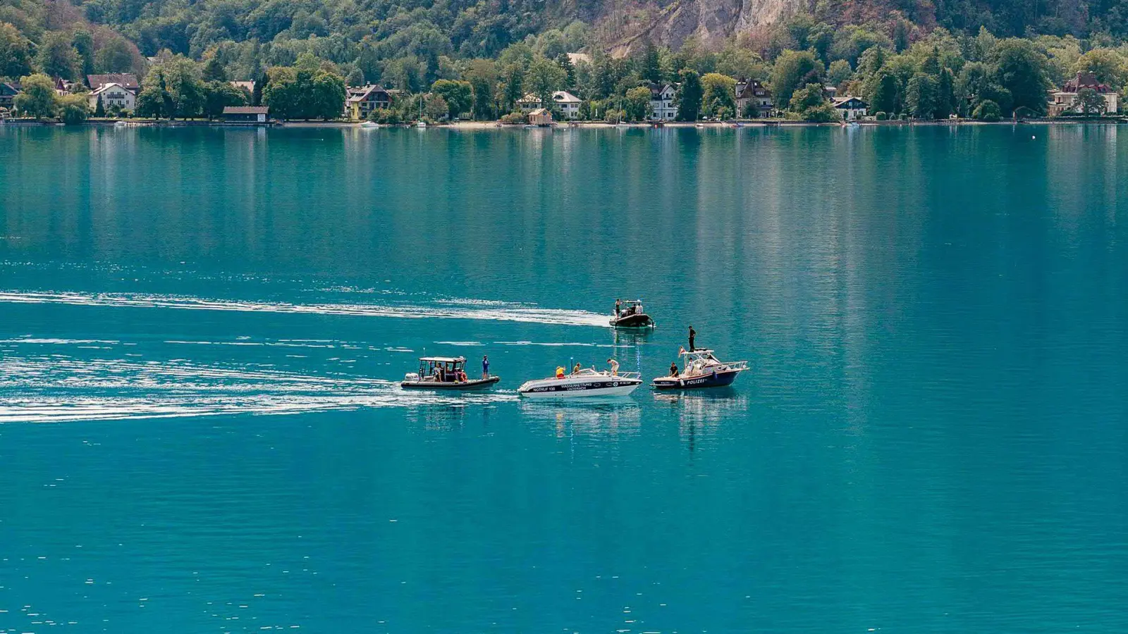 Die Polizei setzte bei der Suche unter anderem Sonar und einen Tauchroboter ein.  (Foto: Matthias Kaltenleitner/FOTOKERSCHI via APA/dpa)