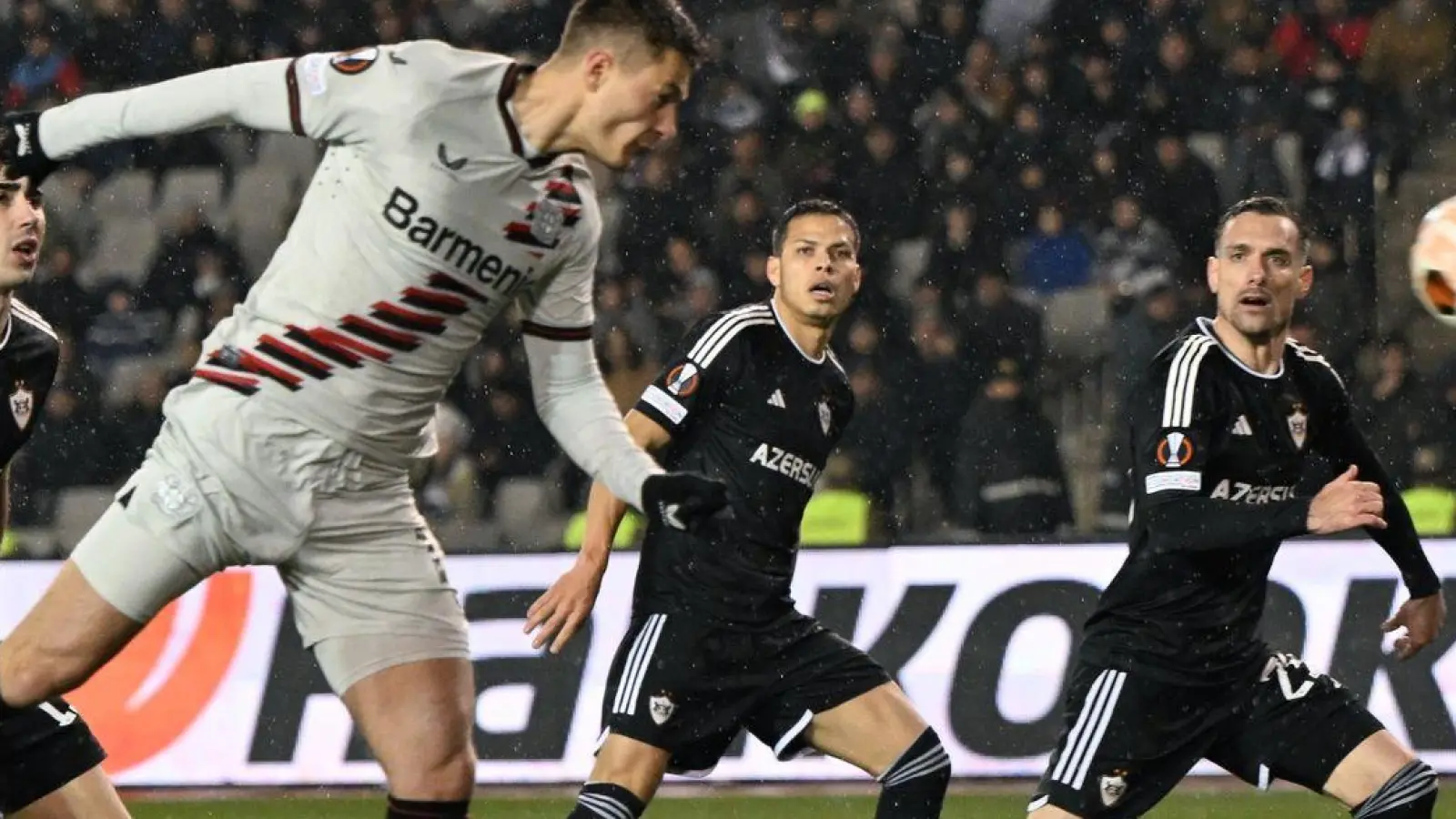 Leverkusens Patrik Schick (M) erzielt per Kopf das Tor zum 2:2. (Foto: Federico Gambarini/dpa)