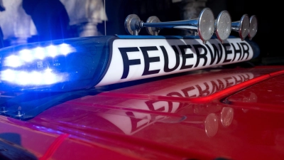 Die Feuerwehr löschte den Brand in der Lagerhalle. (Symbolbild) (Foto: Sven Hoppe/dpa)