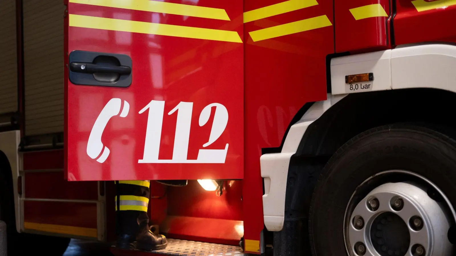 Die Feuerwehr rettete den 54-Jährigen mit Verbrennungen aus der komplett verrauchten Wohnung. (Symbolbild) (Foto: Niklas Treppner/dpa)