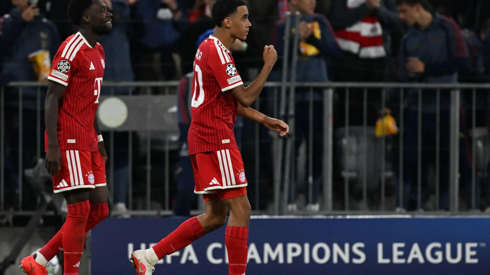 Jawoll! Jamal Musiala ballt nach seinem Tor die Faust.  (Foto: Sven Hoppe/dpa)