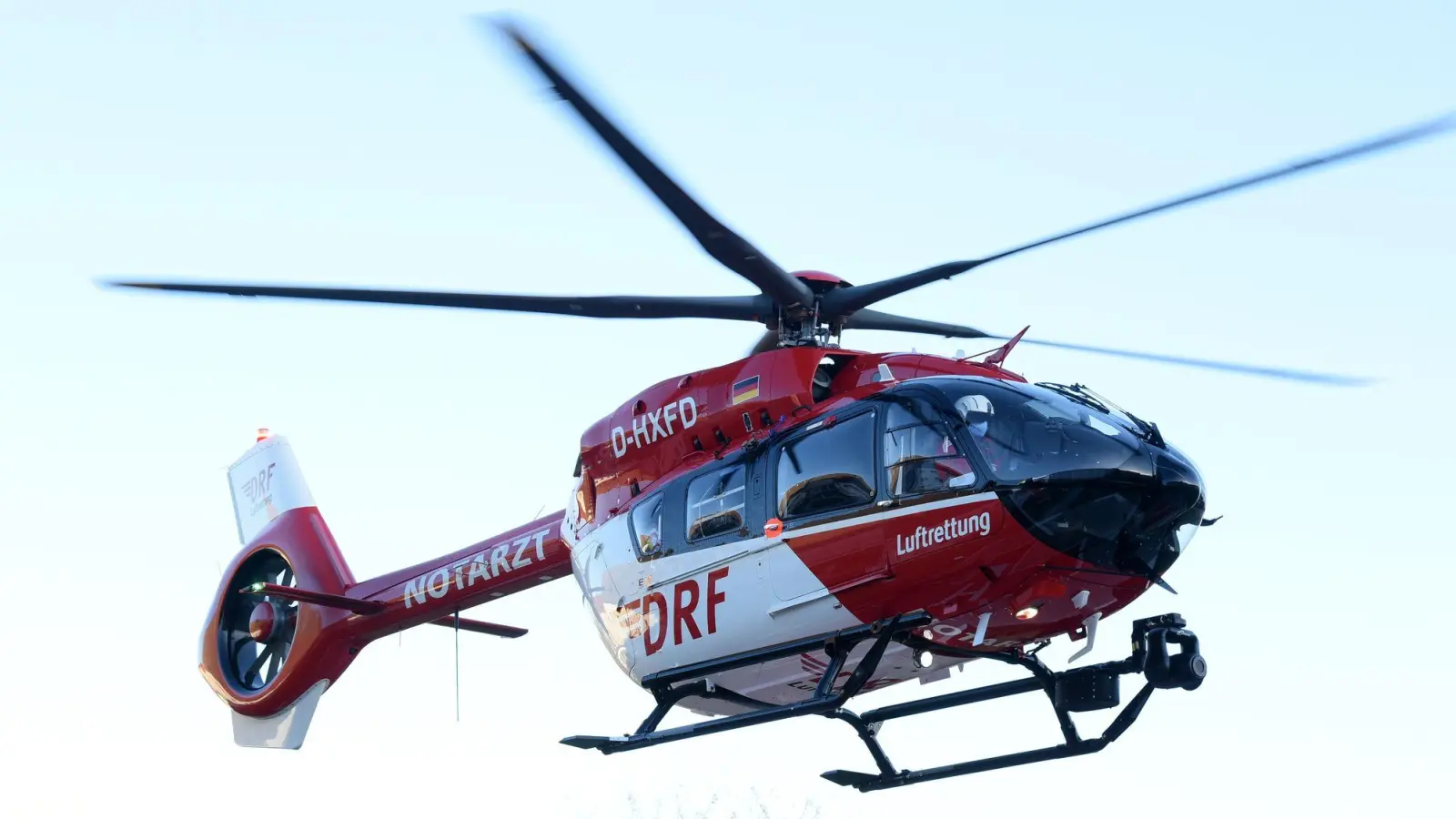 Sanitäter brachten den Mann mit einem Hubschrauber in eine Klinik. (Symbolbild) (Foto: Waltraud Grubitzsch/dpa-Zentralbild/dpa)