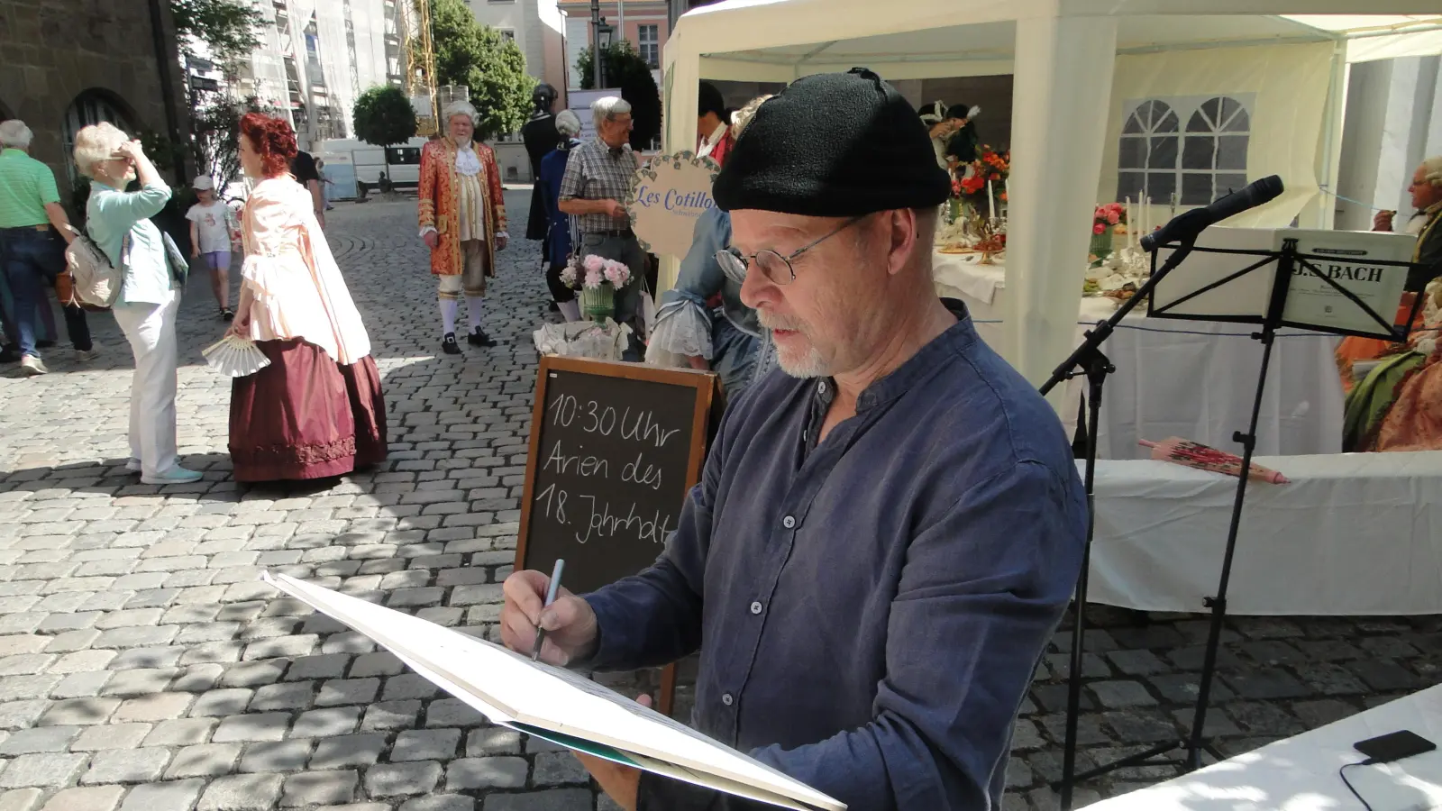 „Hofmaler“ Thomas Jungkunz hielt die Szenen rund um das Stadthaus fest. Seine Bilder waren in der Tourist-Information zu sehen. (Foto: Winfried Vennemann)