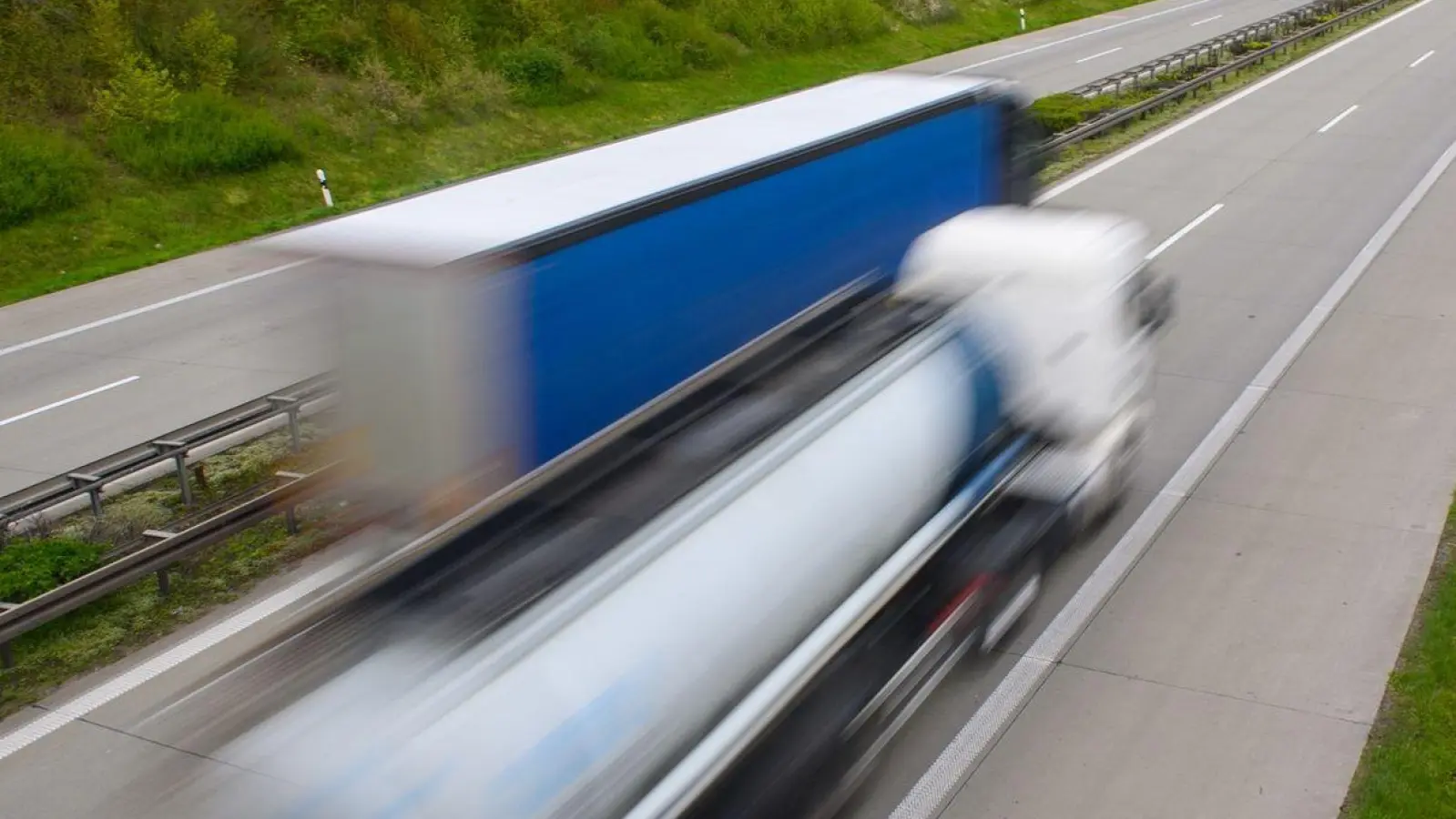 Ein Sattelzug hat die Polizei bei Lichtenau und Heilsbronn beschäftigt und einen schweren Unfall verursacht. (Symbolbild: Klaus-Dietmar Gabbert/dpa)