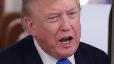 Trump sprach an Bord der Präsidentenmaschine mit mitreisenden Reportern. (Foto: Jacquelyn Martin/AP/dpa)