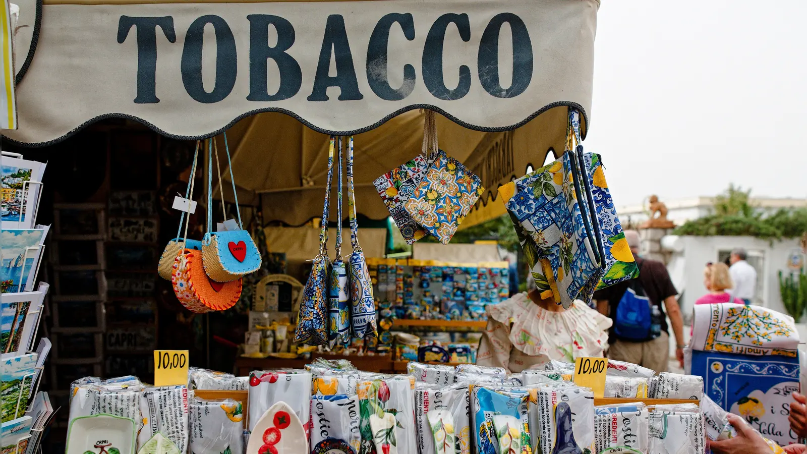 Auch an jeder Straßenecke: Souvenirshops mit Zitronen.  (Foto: Tizian Gerbing)