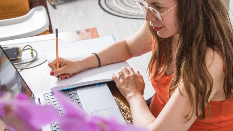 Stift oder Tastatur? Wer im Gespräch stichpunktartig mitschreibt, merkt sich mehr – und kann danach schneller ein Protokoll oder To-dos ableiten. (Foto: Christin Klose/dpa Themendienst/dpa-tmn)
