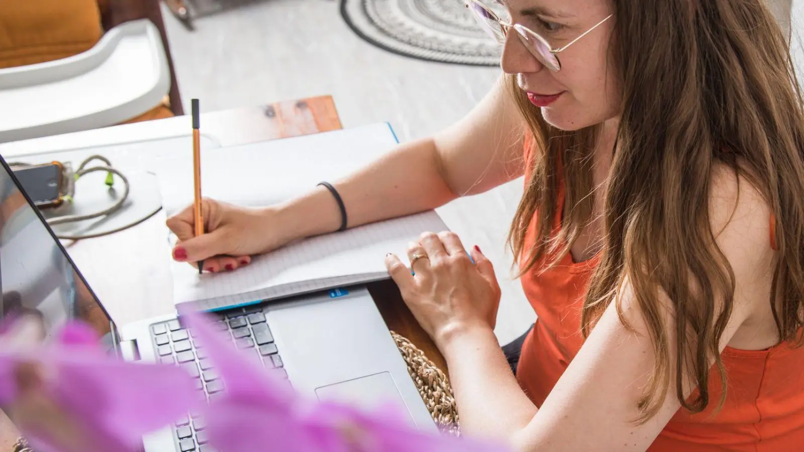Stift oder Tastatur? Wer im Gespräch stichpunktartig mitschreibt, merkt sich mehr – und kann danach schneller ein Protokoll oder To-dos ableiten. (Foto: Christin Klose/dpa Themendienst/dpa-tmn)