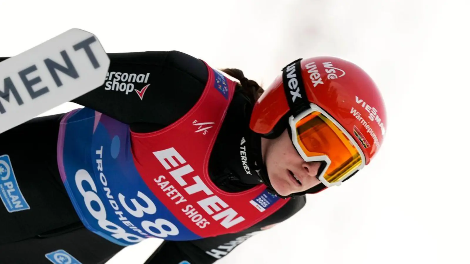 Selina Freitag ist die beste deutsche Skispringerin in Trondheim. (Foto: Matthias Schrader/AP/dpa)