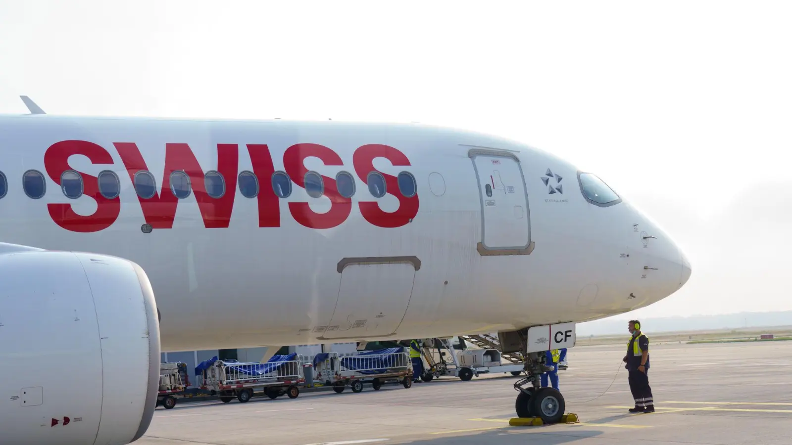 Personalengpass zwingt Swiss zu Flugstreichungen. (Archivbild) (Foto: Andreas Arnold/dpa)