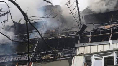 Die ostukrainische Stadt Charkiw war bereits am frühen Morgen Ziel schwerer russischer Angriffe. (Foto: Andrii Marienko/AP/dpa)