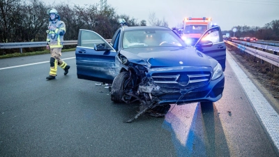 Der Fahrer eines Unfallwagens auf der A73 wurde erfolgreich wiederbelebt. (Foto: David Osswald/NEWS5/dpa)