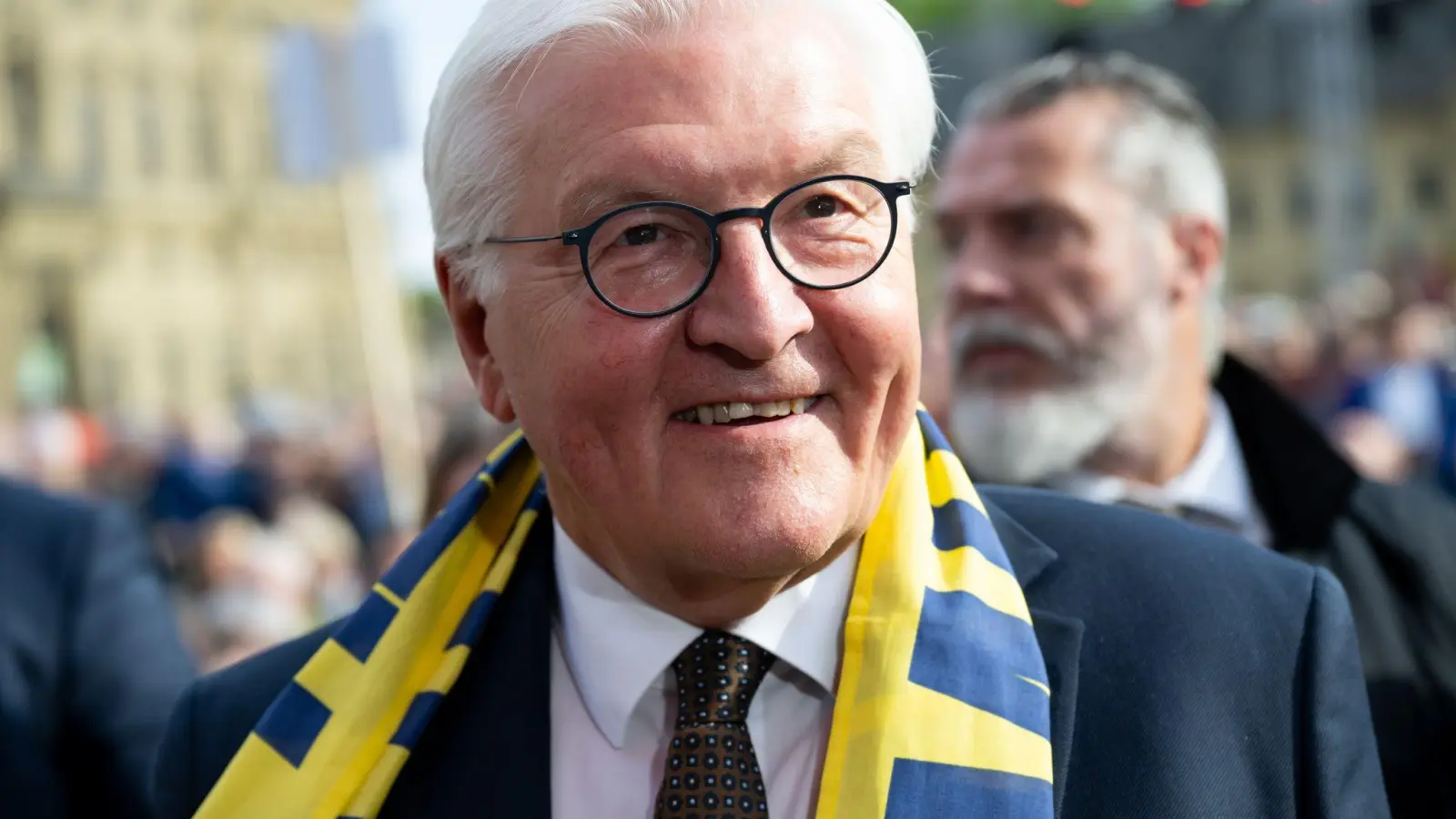 Bundespräsident Steinmeier trägt den offiziellen Katholikentags-Schal. (Foto: Sven Hoppe/dpa)