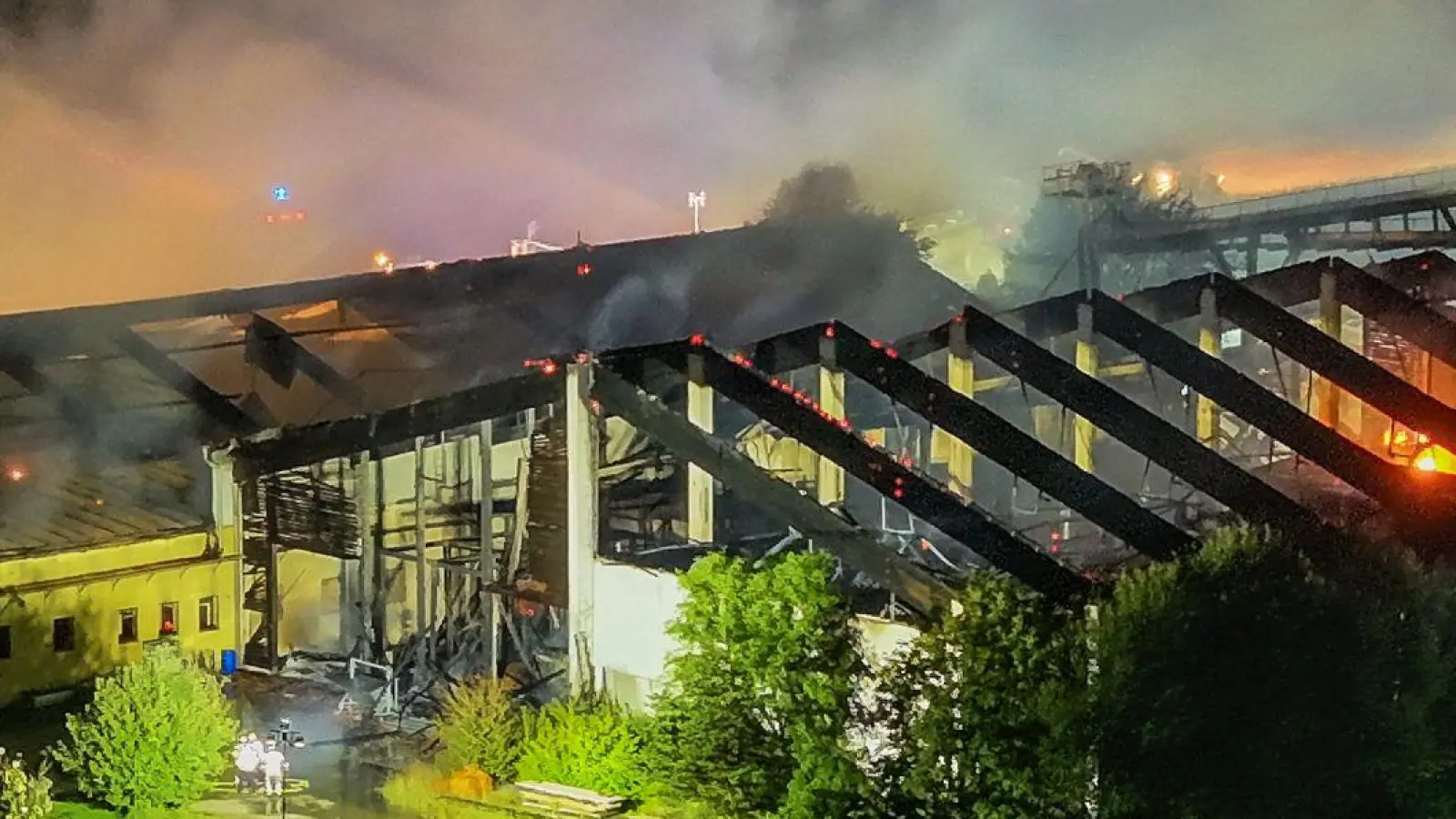 Der Schweinestall ist komplett abgebrannt. (Foto: Jason Tschepljakow/dpa)