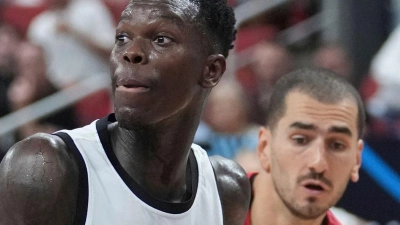 Dennis Schröder und Co. sind sportlich auf Kurs. Probleme bereitet aber das Hotel. (Foto: Sergei Grits/AP/dpa)
