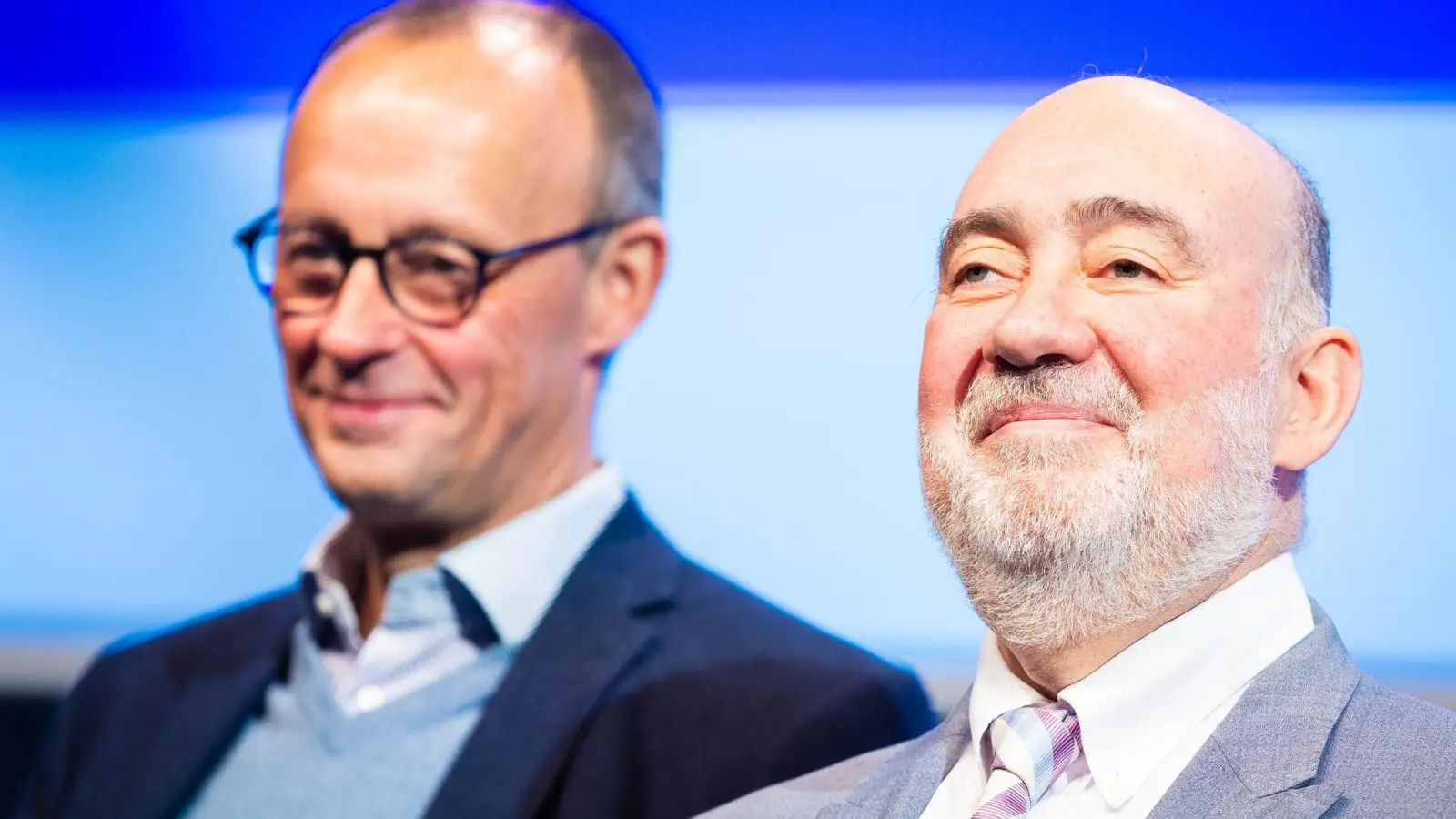 Friedrich Merz (l), CDU-Bundesvorsitzender und Fraktionsvorsitzender der CDU/CSU-Fraktion, und Ron Prosor, Botschafter Israels in Deutschland, beim 75. Deutschlandtag der Jungen Union. (Foto: Moritz Frankenberg/dpa)