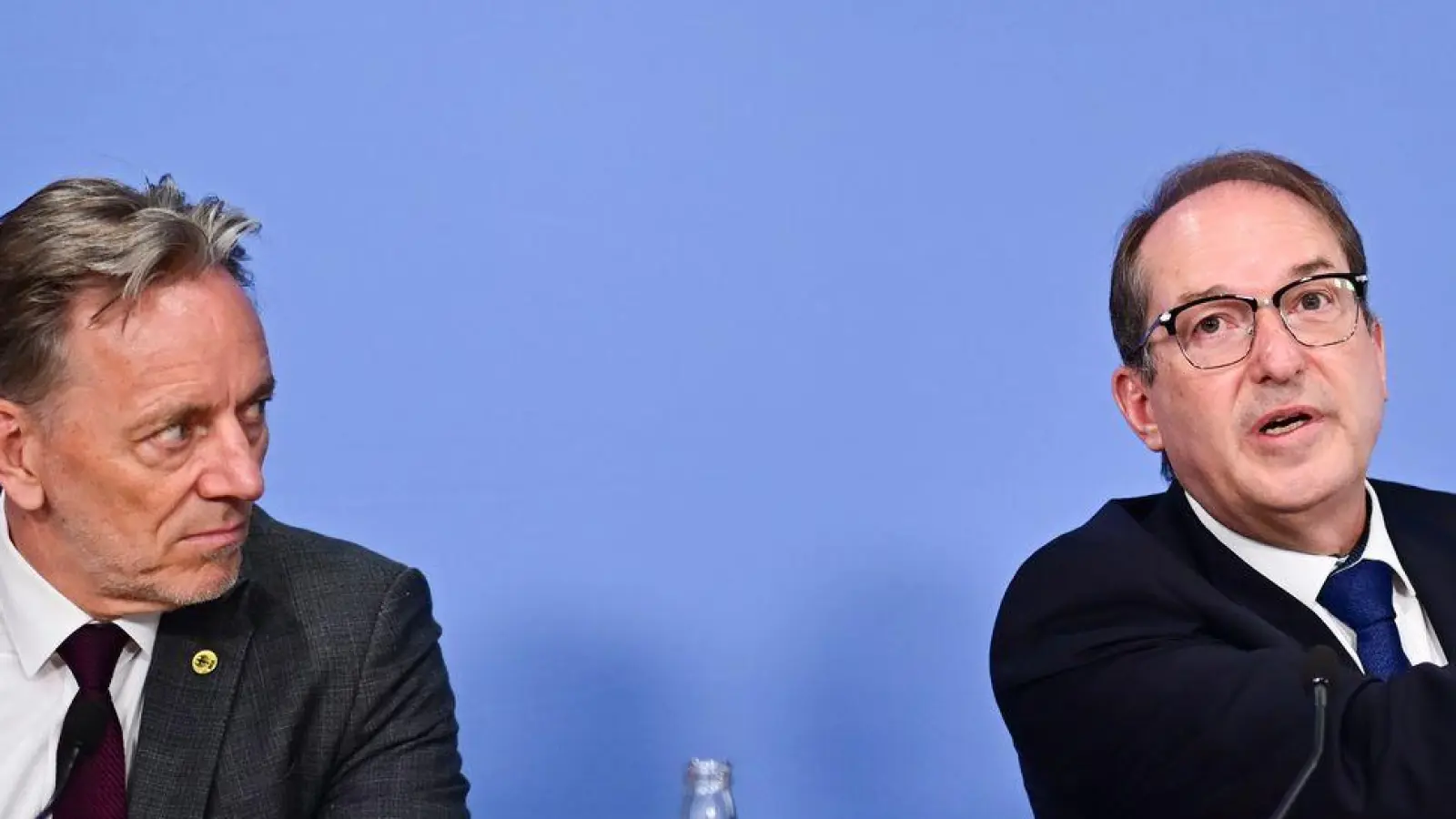 Bundesinnenminister Alexander Dobrindt (r.) und BKA-Chef Holger Münch präsentieren aktuelle Zahlen zu sexuellem Missbrauch von Kindern und Jugendlichen.   (Foto: Sebastian Gollnow/dpa)