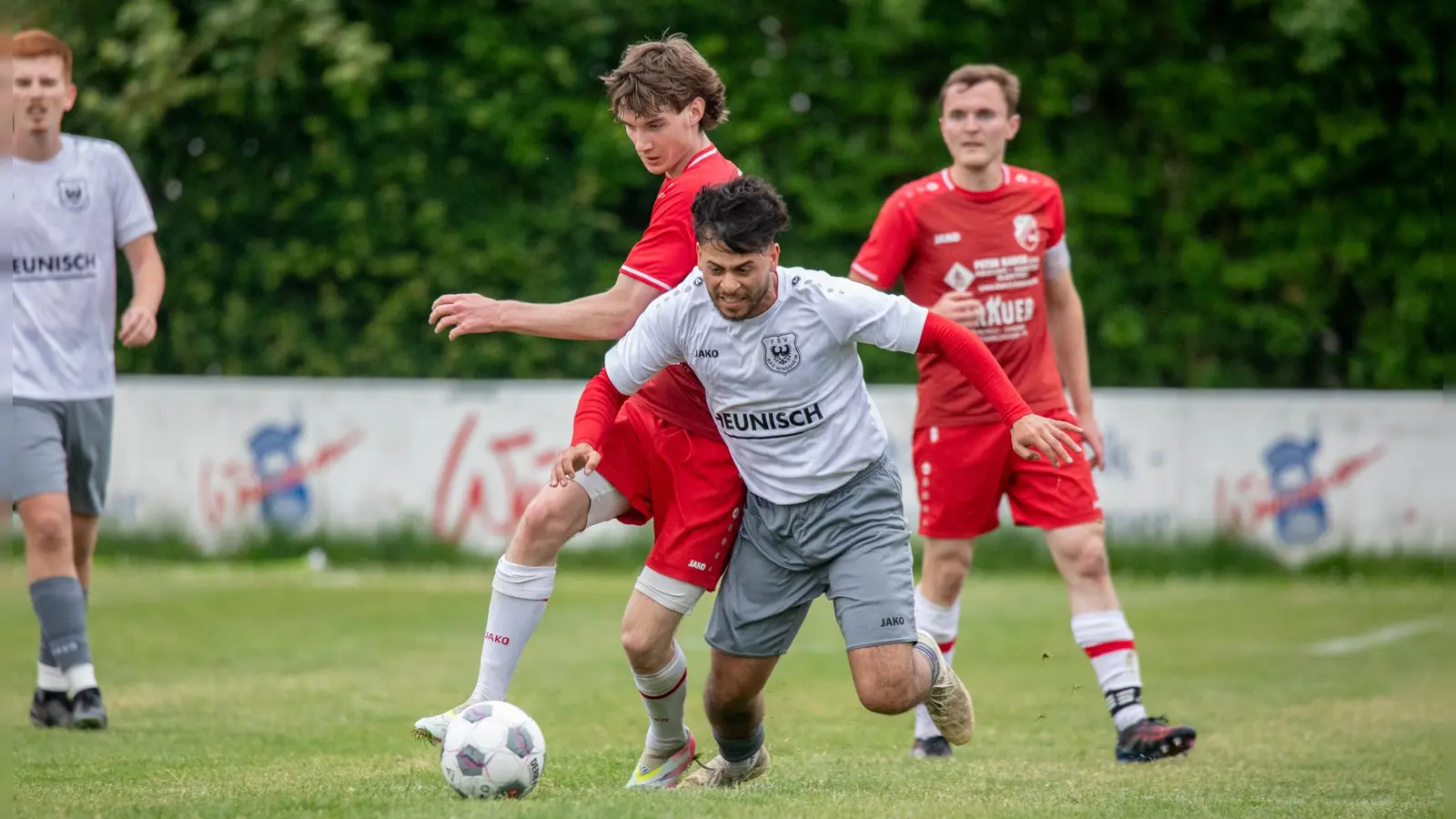 Möglicher Absteiger gegen möglichen Meister – das war auch die Devise im Kreisklassenspiel zwischen dem FSV Bad Windsheim (helle Trikots, vorne Eros Chiovetta) und dem TV Dietenhofen.  (Foto: Markus Zahn)