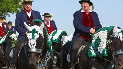 So harmonisch wie auf diesem Bild ist die Stimmung zwischen Hubert Aiwanger (Freie Wähler, links) und Christian Bernreiter (CSU) nicht immer. Derzeit streiten sich die beiden Mitglieder der Staatsregierung gerne öffentlich. (Archivbild) (Foto: Karl-Josef Hildenbrand/dpa)