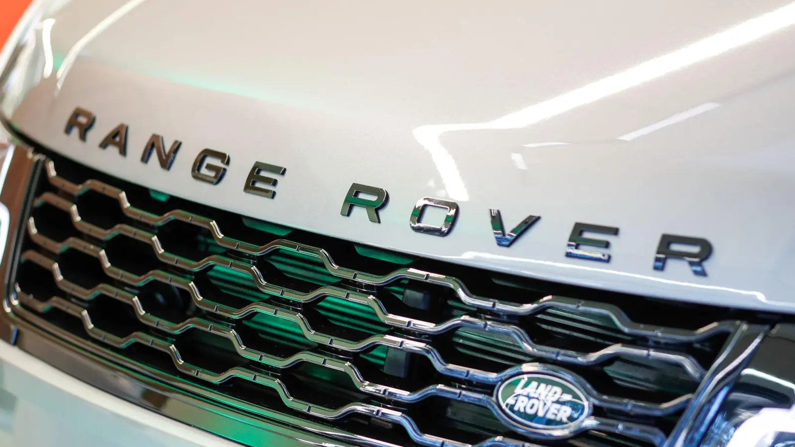 Der britische Autobauer Jaguar Land Rover hat noch immer mit den Folgen einer Cyberattacke zu kämpfen. (Symbolbild) (Foto: Gerald Matzka/dpa-Zentralbild/dpa)