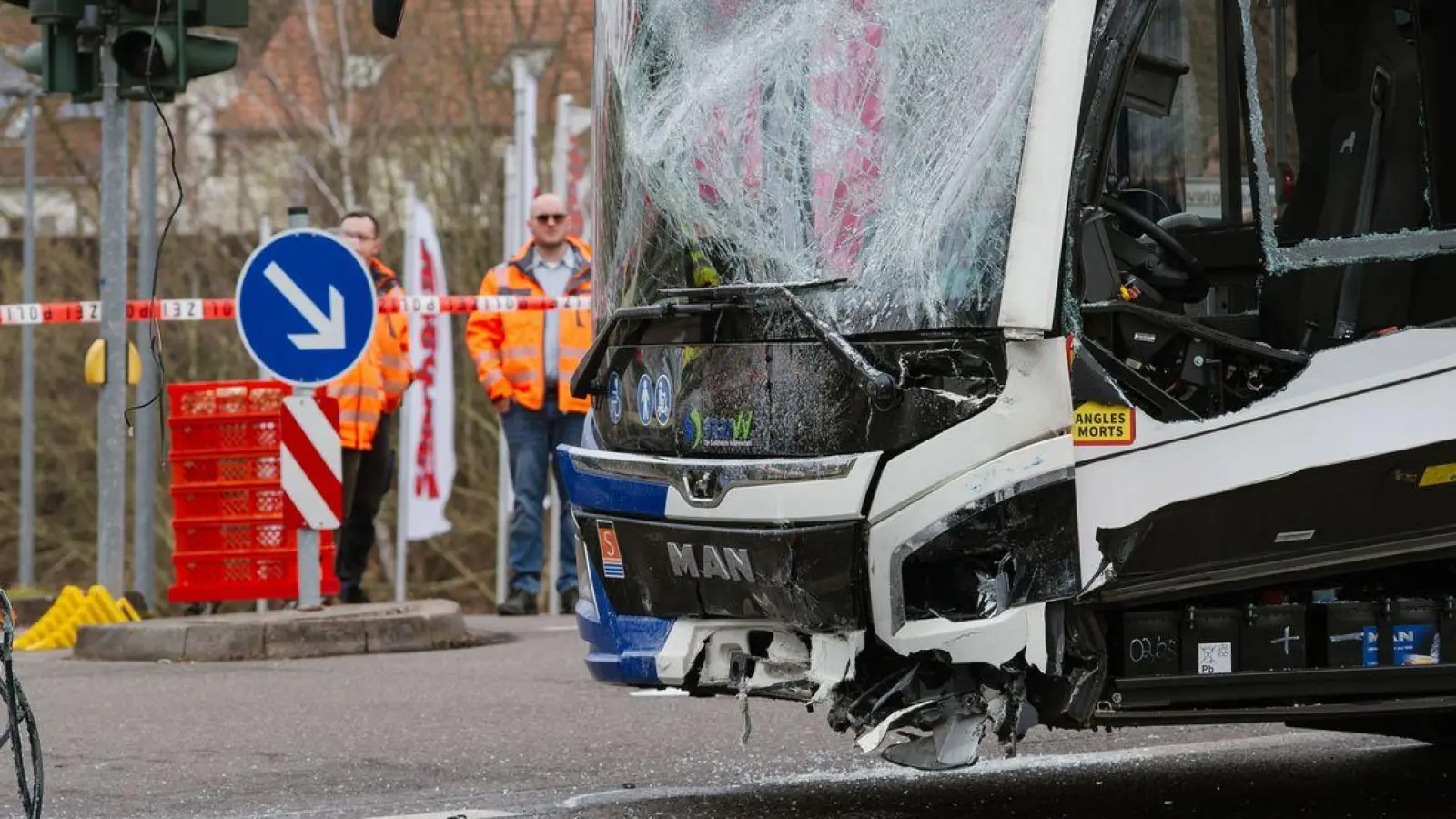 In Saarbrücken prallten zwei Linienbusse zusammen. (Foto: Oliver Dietze/dpa)