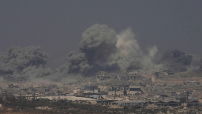 Israel bereitet als Teil der geplanten Ausweitung des Gaza-Kriegs die Umsiedlung von Palästinensern vor. (Archivbild) (Foto: Ohad Zwigenberg/AP/dpa)