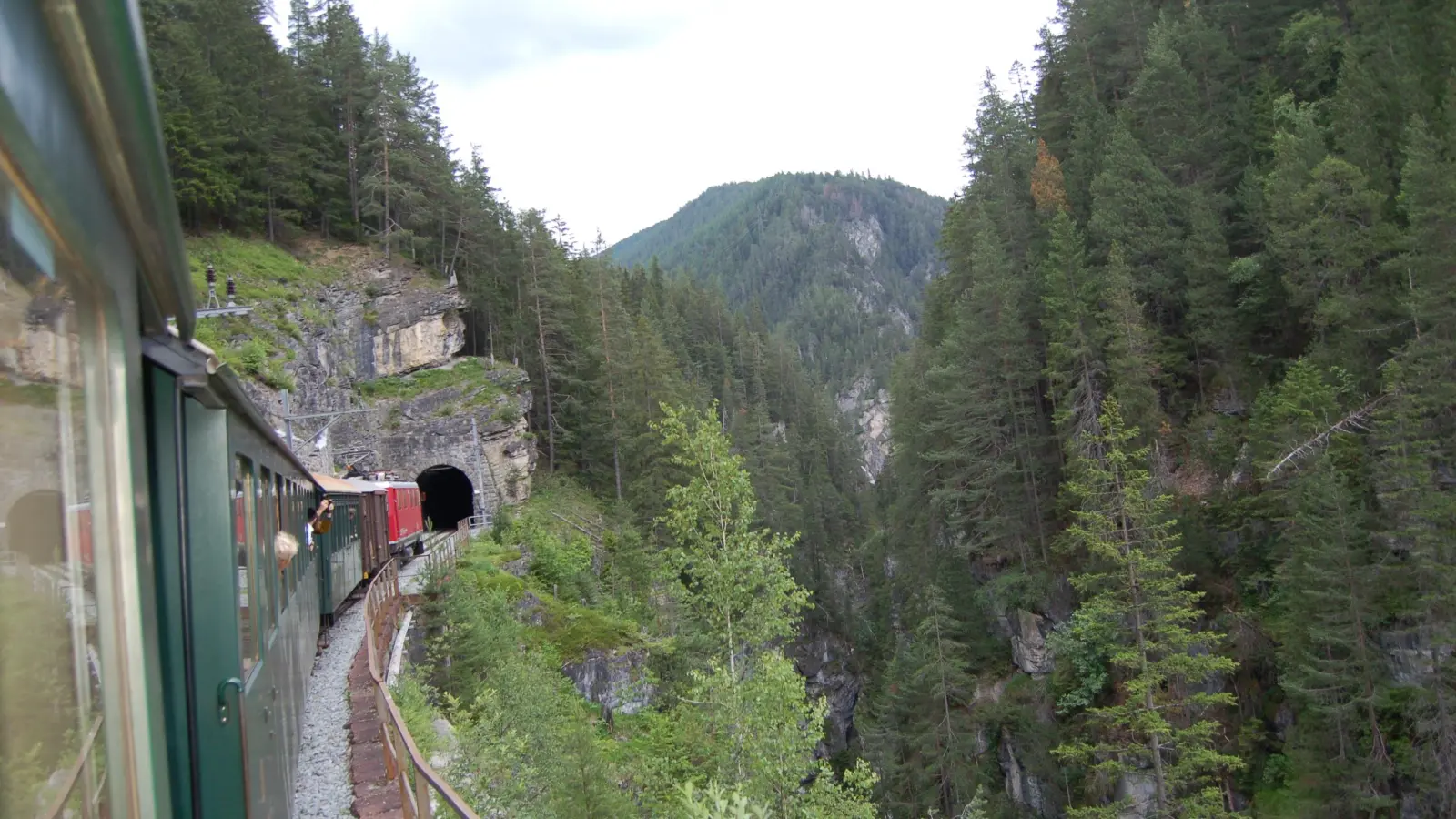 Immer nah am Abgrund: Eine Fahrt mit dem Nostalgiezug von Davos nach Filisur. (Foto: Christa Frühwald)