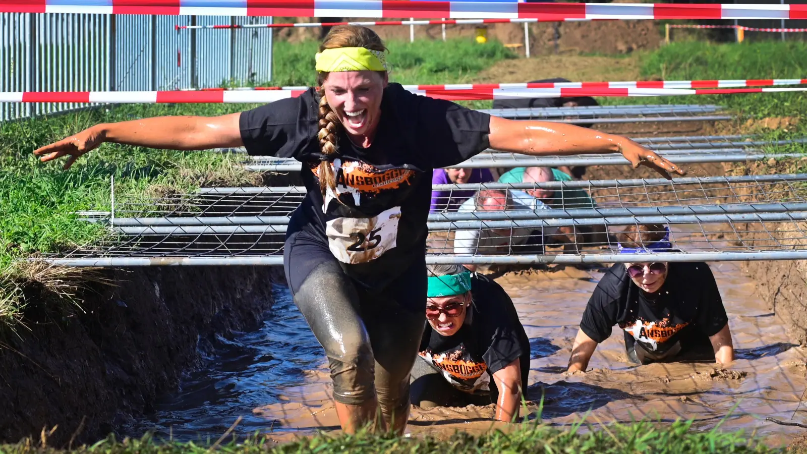 Durch Wasserlöcher und andere Hindernisse hindurch mussten sich die Teilnehmer des „Ansbogger Challenge Fun Run” kämpfen. (Foto: Jim Albright)