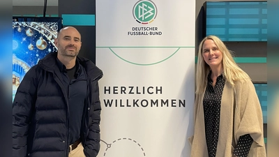 Prof. Dr. Jana Wiske und Kollege Tim Frohwein bei einem ihrer Besuche in der DFB-Zentrale in Frankfurt. (Foto: Selfie)