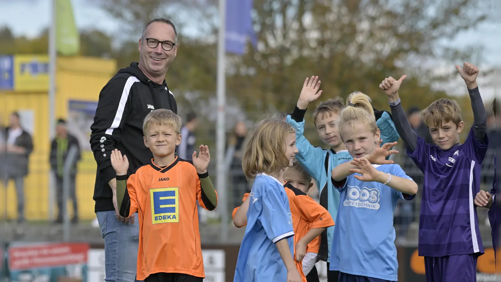 Kümmert sich um den Fußball-Nachwuchs: Andreas Kapp (links hinten, hier mit Einlaufkindern bei einem Regionalligaheimspiel der 1. Mannschaft) ist Gesamtjugendleiter bei der SpVgg Ansbach. (Foto: Martin Rügner)