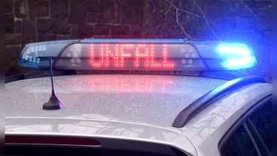 Ein 60-Jähriger ist bei einem Unfall auf der Kreisstraße OA 34 bei Oy-Mittelberg im Landkreis Oberallgäu ums Leben gekommen. (Symbolbild) (Foto: Carsten Rehder/dpa)