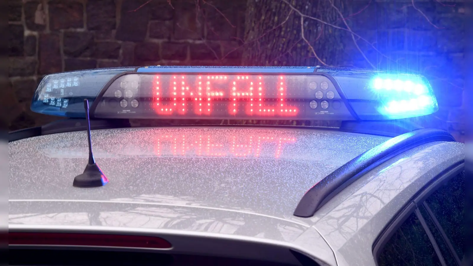 Ein 60-Jähriger ist bei einem Unfall auf der Kreisstraße OA 34 bei Oy-Mittelberg im Landkreis Oberallgäu ums Leben gekommen. (Symbolbild) (Foto: Carsten Rehder/dpa)