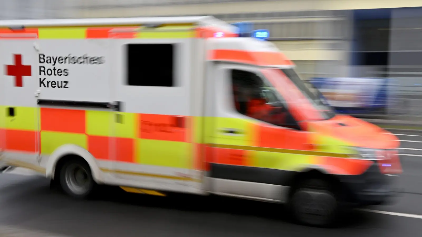 Vom Rettungsdienst wurde der verletzte Motorradfahrer ins Krankenhaus gebracht. Es besteht Verdacht auf Wirbelbruch. (Foto: JAMES EDWARD ALBRIGHT JR)