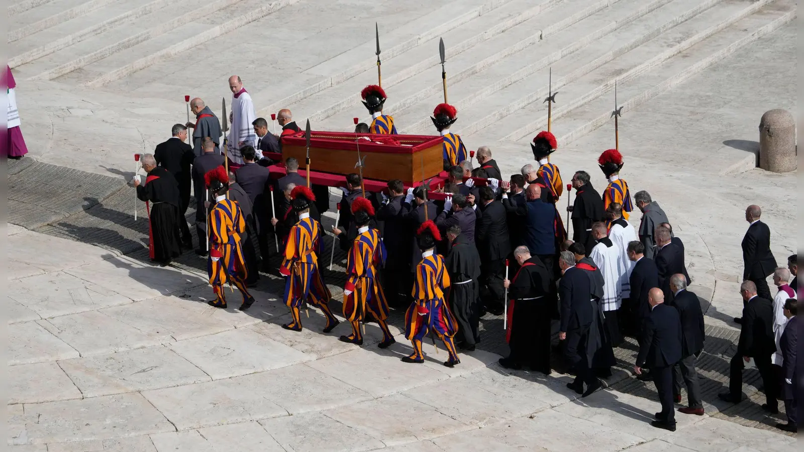 Eine Ehrenformation der Schweizergarde begleitet den Sarg. (Foto: Gregorio Borgia/AP/dpa)