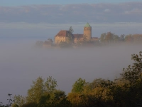 Burg Colmberg schwebt im Nebelsee - gesehen gegenüber der Burg Colmberg (Foto: Kurt Kochler)