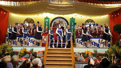 Für tänzerische Abwechslung sorgte beim Auftakt der Medine-Sitzungen in der TSV-Turnhalle die Jugendgruppe. (Foto: Daniel Ganzer)