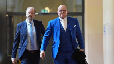 Der Anwalt des israelischen Angeklagten, Sascha Böttner (r.), auf dem Weg ins Gericht. (Foto: Marcus Brandt/dpa)