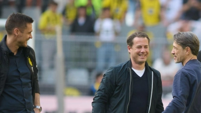 BVB-Trainer Niko Kovac (2. von rechts) erhielt viel Lob von Dortmunds Sportdirektor Sebastian Kehl (l) und Geschäftsführer Lars Ricken. (Foto: Bernd Thissen/dpa)
