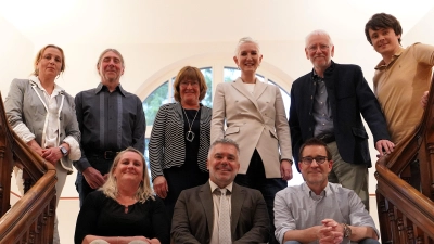 Frisch vereidigt (vorne von links): Elke Hasselt (dritte Bürgermeisterin), Markus Dinzl (erster Bürgermeister) und Dr. Steffen Triebe (zweiter Bürgermeister), sowie die neuen Gremiumsmitglieder (hinten von links) Tanja Leopoldseder, Volker Mahl, Maria Haack, Emilija Schumacher, Dr. Thomas vom Bruch und Florian Jacoby.  (Foto: Simone Hedler)