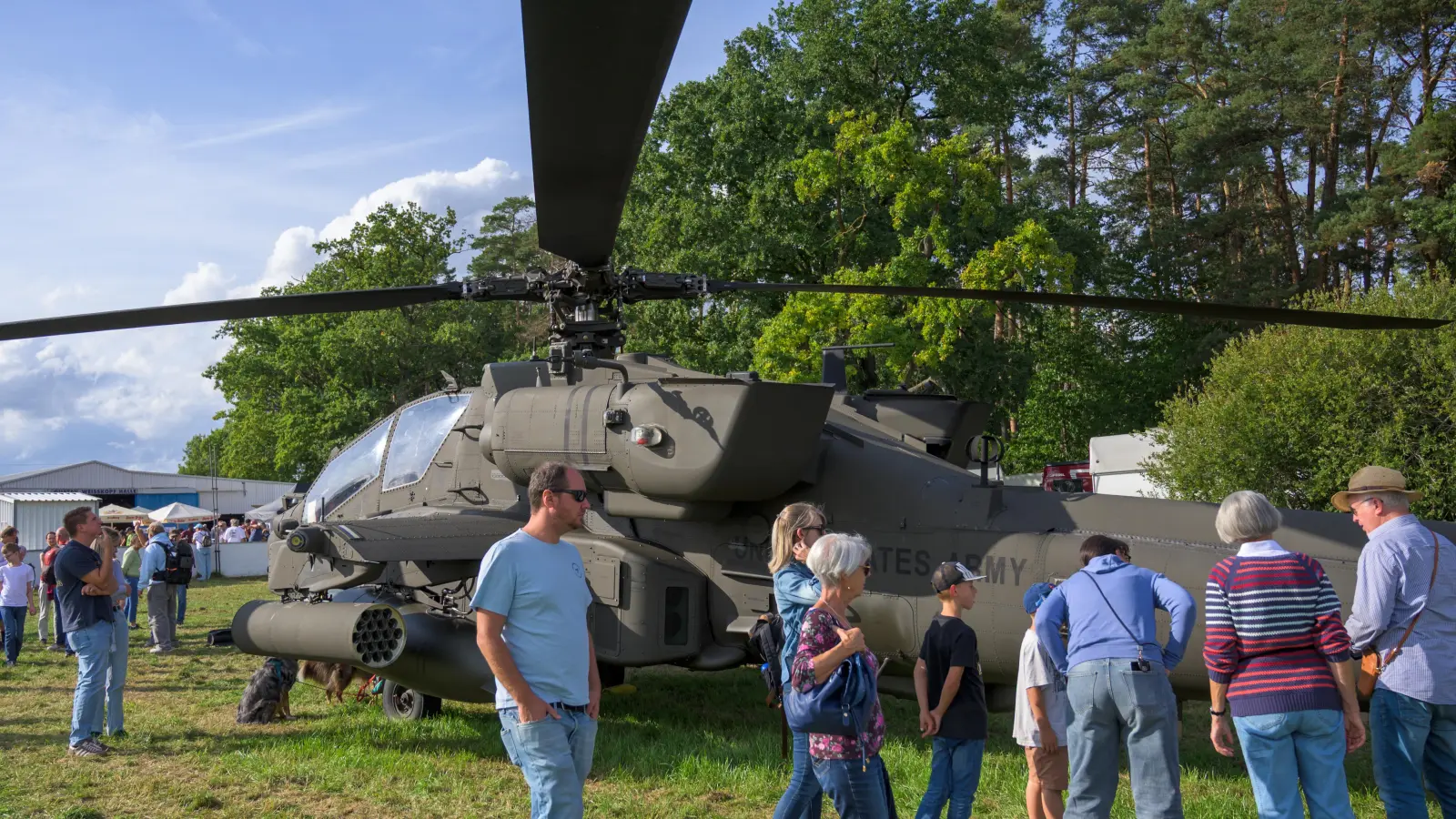 Die US-Army präsentiert einen Apache-Kampfhubschrauber.  (Foto: René Chlopotowski)