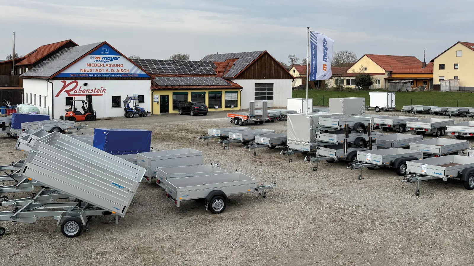 Hier finden Sie eine große Auswahl an hochwertigen Pkw-Anhängern. (Foto: wm meyer Anhänger GmbH)